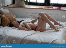 躺在床上的半裸女裤库存图片. 图片包括有欲望, 赤裸, 精美, 性感, 胸骨, 裸体, 短内裤, 引诱- 212749081
