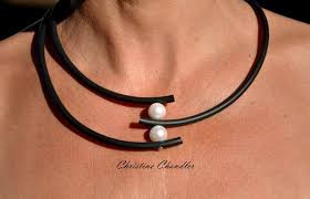 Collana Bianco E Nero Pila Di Perle Collana Contemporanea Etsy In 2020 Leather Jewelry Leather Necklace Black And White Necklaces
