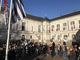 80px;} la ville de nantes (naoned en breton) a connu plusieurs drapeaux à travers son histoire. Nantes Le Drapeau Breton Flotte Devant La Mairie Nantes Maville Com