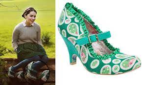 Este Es El Vestuario Que Amamos De Louisa En Yo Antes De Ti Moda Estilo Chaqueta De Pelo Zapatos De Tacones