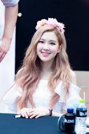 Rose dalam foto pra debutnya terlihat memiliki mata dan . Rose Blackpink K Pop Profiles