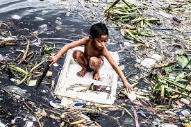 Die kleine wenie auf dem bild sammelt laut unicef plastikmüll am hafen von manila, um dafür etwas geld bei einem recycler zu bekommen. Unicef Foto Des Jahres Der Wettbewerb 2019