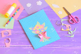 Flores gigantes de papel nalva 40cm no elo7 arte 18 flores e. Creando Una Tarjeta De Felicitacion Para Mama Paso Tarjeta Con Flores Hechas De Papel De Colores Materiales Para El Arte De Los Ninos En Una Mesa De Madera Idea De Regalo Para