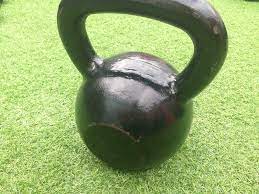 Kettlebell é um equipamento utilizado no mundo antigo para exercícios musculares. Cast Iron Kettlebell 28kg In Barry Vale Of Glamorgan Gumtree