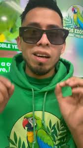 Entregamos a la familia Balderas un loro de cachete amarillo #happyholidays  #loro #parrot #viral #christmas2025