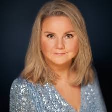 Amanda Hellberg's Instagram, Twitter & Facebook