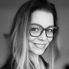 Nem az vagyok én, akit a tükörben látok, hanem aki a tükörbe néz." (Müller  Péter)