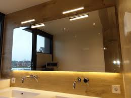 grote spiegel met brede facet rand geslepen en schakelaar en stopcontact op de voorkant en led verlic bathroom mirror lighted bathroom mirror bathroom lighting