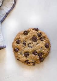 Adunam spuma de deasupra si stergem marginile cratitei cu un servetel sau servet curat. Almond Flour Chocolate Chip Cookies Keto Cookies Recipe Vegan