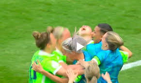 Goeßling, die seit 2011 in wolfsburg ist und. Verlangerung Rote Karte Und Der Siebte Pokal In Folge Fur Den Vfl Wolfsburg