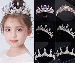 Laura Crown's Instagram, Twitter & Facebook