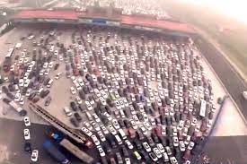Nicht jedes auto ist schmal genug, um sich auf der linken fahrspur durch die baustelle zu schlängeln. Video Mega Stau In China Verkehr Sicherheit News