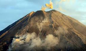 Gunung semeru yang merupakan gunung berapi tertinggi di pulau jawa, indonesia meletus dengan mengeluarkan asap setinggi 4.5km. 10 Gunung Berapi Berstatus Waspada Dan 3 Siaga Ini Rinciannya Kabar24 Bisnis Com