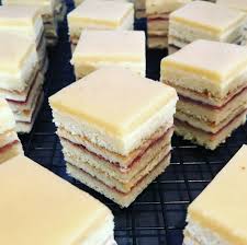 Petit Fours Delicieux Addictif Sarah Recettesdegateaux En 2020 Recette Petit Four Petit Four Aperitif Petit Four Apero