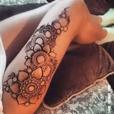 13 Amazing Thigh Henna Mehndi Tattoo Art Designs Thigh Henna Henna Tattoo Henna Tattoo Designs