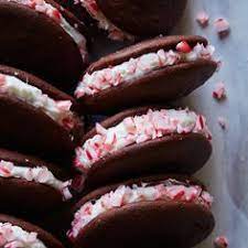 These Soft Whoopie Pies Are Loaded With A Fluffy Sweet Vanilla Cream Cheese Filling They Re Extra Pretty When Rolled In Crushed Peppermin Holidays