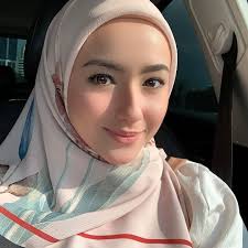 Dirinya mengawali karirnya di dunia hiburan tanah. Rotikaya Cantiknya Hannah Delisha Ni Dah Macam Anak Patung Facebook