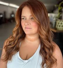 Peek-a-boo 👻 Or pops of blonde, whatever you call it. 🤪 Honestly, Shes so  gorgeous she could pull off any look. 😍 #blonded #boldpeices #faceframed