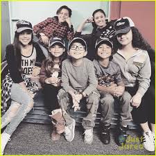 An engineering whiz uses her inventions to navigate life as the middle child in a family of seven kids. Jenna Ortega Stuck In The Middle Cast Share Cute Instagrams See Them All Photo 909376 Ariana Greenblatt Casting Isaak Presley Jenna Ortega Kayla Maisonet Malachi Barton Nicolas Bechtel Ronni