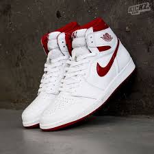 Rouge jordan sneakers & converses, sneakers & converses, blanc sneakers & converses, jordan, rouge. Air Jordan 1 Retro High Og White Varsity Red In The Original Chicago Bulls Home Game Colorway Kickz Com Tenis Sapato Sapatos De Grife Sapatos