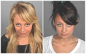 Nicole Richie Posed For The Above Left Mug Shot On August 23 2007 After Surrendering To The Los Angeles County Sherif Celebrity Mugshots Mug Shots Celebrities