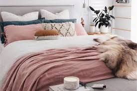 Kamar tidur adalah tempat di mana anda beristirahat , memejamkan mata, memulihkan fisik dan emosi. 20 Dekorasi Kamar Sederhana Ala Millenial Pink