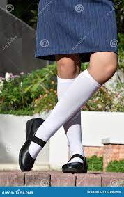 穿着白袜的女子库存图片. 图片包括有佩带, 裙子, 相当, 夫人, 礼服, 衣裳, 空白, 女性- 245018391
