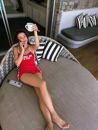 Burcu Özberkin tbt paylaşımına yorum yağdı! Bu güzellik şaka mı?