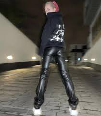Polish female rapper, born in 1998, associated with żabson. Young Leosia Sexypolishyoutuber