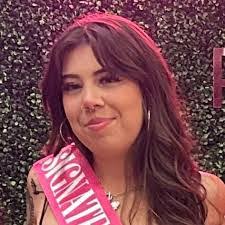 Kellie Knapp's Instagram, Twitter & Facebook