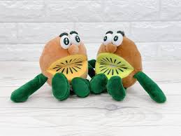 一体、あのぬいぐるみはどこで手に入るの？ と思っている人も多いのではないでしょうか。 そんな方々に朗報です。 この夏ゼスプリでは、キウイ・ブラザーズのぬいぐるみが合計で1000名様以上に当たる「ゼスプリ キウイ ハント」キャンペーン 0f7lewijwpg43m