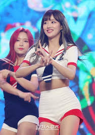 다리 부상으로 은퇴한 전직 권투선수 수영, 알지도 못했던 아버지의 빚을 갚으라는 북마크. H99njbg7a8jiqm