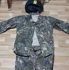 23살 방 모씨는 군복 차림이었습니다. êµ°ë³µì´ ë°€ë¦¬í„°ë¦¬ë£© êµ­ë°©í…œ ê±°ëž˜í•˜ë©´ ì—„ë‹¨ ì™œ