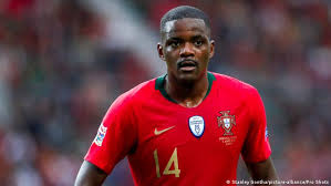 A gola redonda segue a cor do kit, assim como os punhos. Bem Vindos Ao Euro2020 Confira O Calendario Do Europeu Noticias Dw 11 06 2021