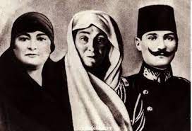 İzmir'in tanınmış ailelerinden biri olan uşaklıgil ailesindendir. Ataturk Un Ailesi