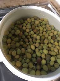 Preparation Des Olives Vertes Le Jour Ou Je Me Suis Lancee Dans Cette Grande Epopee Preparation Des Olives Vertes Recette Olives Preparation Des Olives