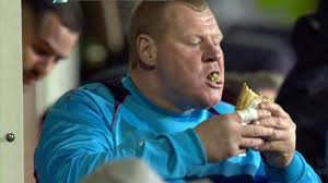 Reapareció el arquero más gordo del mundo: “Me arruiné la vida por comerme  un sandwich en el banco de suplentes”