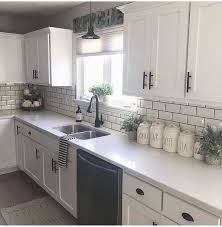 Armoires De Cuisine Blanches En 2020 Idees De Cuisine Blanche Cuisines Maison Armoires De Cuisine Rustiques