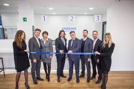 Se hai rotto solo il vetro mentre lcd sotto ancora si vede allora si puo cambiare. Apre A Torino Il Samsung Customer Service Samsung Newsroom Italia