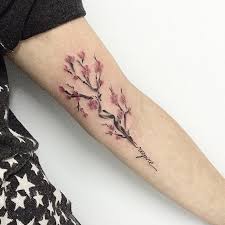 60 Tatuagens De Flor De Cerejeira Fotos Lindas A cerejeira fica pouco tempo florida, por isso suas flores representam a fragilidade da vida, cuja maior lição é aproveitar intensamente cada momento, pois o tempo passa rápido e a vida é. 60 tatuagens de flor de cerejeira
