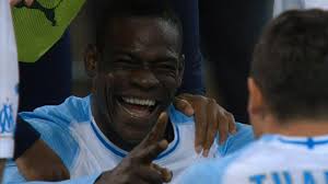 Visualizza altre idee su immagini, carta da parati avengers, sport divertenti. Mario Balotelli Celebrates Marseille S Winner Against Nice With A Game Of Rock Paper Scissors Football News Sky Sports