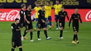 El centrocampista del barcelona pedri es presionado por los jugadores del cádiz iza carcelén y rubén sobrino. Pertandingan Gila Cadiz Benamkan Barcelona 2 1