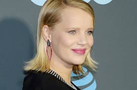 R she's got something, observes a parisian roue after taking in an eyeful and earful of zula, the troubled heroine of cold war. no kidding. Joanna Kulig