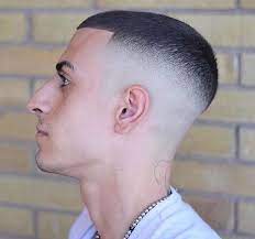 Coiffure homme 2019 les coupes de cheveux pour homme qui. Idee Coiffure Description Coupe Courte Degradee L Entretien Presque Facile Coiffure Https M Cheveux Rases Homme Coupe De Cheveux Cheveux Mec