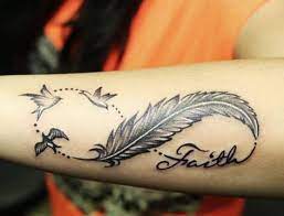Los diseños que existen en la actualidad cubren muchas de las demandas que una relación puede buscar en el arte de los tatuajes. Significado De Tatuajes De Plumas Con Aves En La Muneca Tattoos Feather With Birds Tattoo Feather Tattoos Infinity Tattoo With Feather