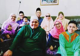 Ia dibintangi oleh ungku ismail aziz dan siti saleha. Tertunailah Hasrat Di Hati Kenangan Raya Aidil Fitri 2017