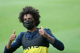 Il peut également jouer au poste de défenseur central. Fenerbahce Luiz Gustavo Dias Facebook