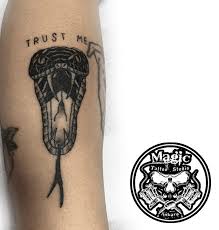 Yilan Dovme Modeli Trust Me Dovmesi Minimal Tattoo Kucuk Dovme Kol Dovmesi Dovme Tattoo Studio Kol Dovmesi