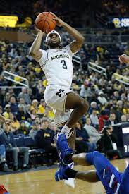 Michigan Basketball Rolls Past Presbyterian 86 44 Isaiah Livers Injury Casts A Cloud Michigan Michigan Sports Basketball