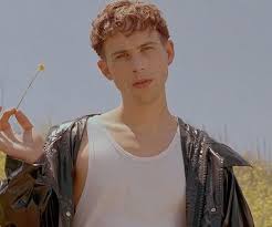Première datum, geruchten, verteller en alles wat we tot nu toe weten. Tommy Dorfman Bio Facts Family Life Of Actor
